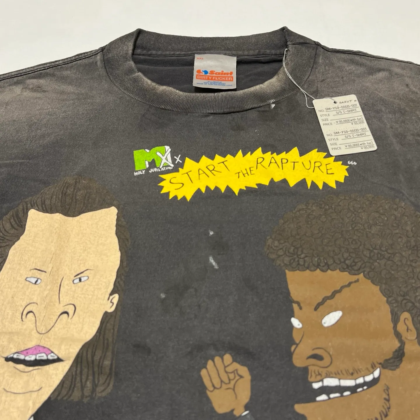 SAINT Mxxxxxx RAPTURE SS TEE/BLK Beavis and Butt-Head anime character TEE. Washed black S-XL. The print is from the characters of the American classic animation "Beavis and Butt-Head". It also pays tribute to the two classic killer characters in "Pulp Fiction". It is very witty and humorous. The whole garment is washed again.
